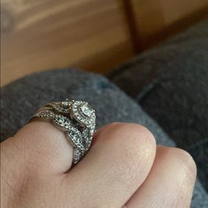 I have an 7.5 size Neil lane engagement ring and wedding band set.